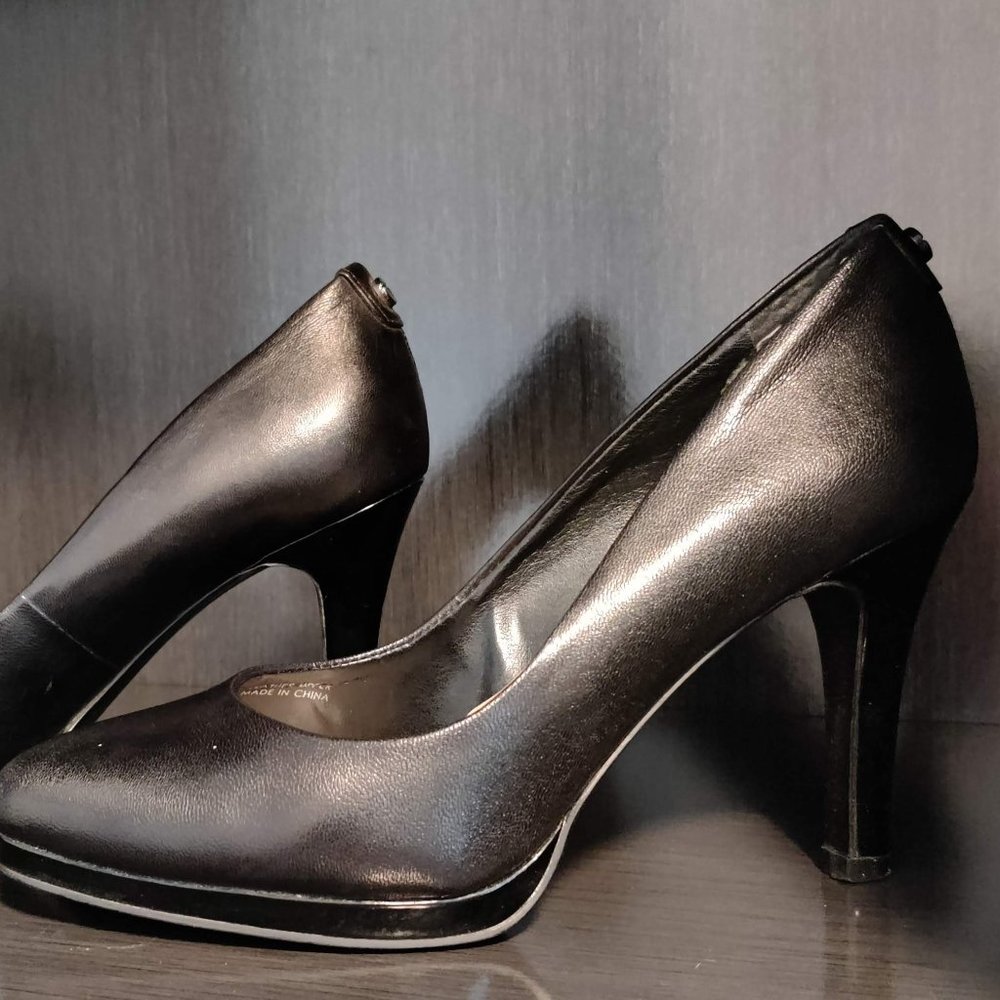 Tahari Shoes Black Leather Pumps. Size 7.5